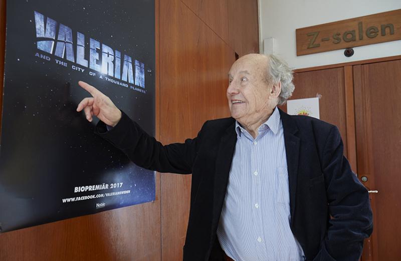 Jean-Claude Mézières devant l'affiche teaser du film Valerian